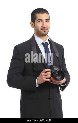 Photographe professionnel arabe tenant un appareil photo numérique reflex numérique isolé sur fond blanc Banque D'Images