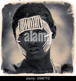 Une adolescente avec Massaï visage peint après le "emorata' cérémonie, qui est la circoncision et droit de passage pour devenir membre du guerrier ou 'moran' classe dans la zone de conservation de Ngorongoro Tanzanie Afrique de l'Est Banque D'Images