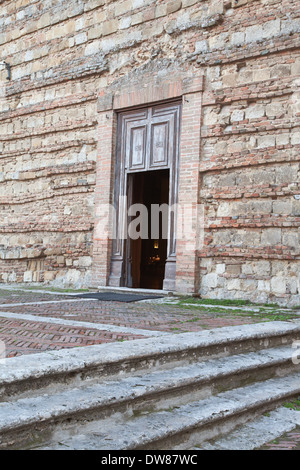 Entrée à la Cathédrale de Santa Maria Assunta (le Duomo) à Montepulciano, une colline de la ville médiévale dans le sud de la Toscane, Italie. Banque D'Images