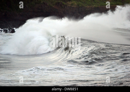 Vagues géantes à Waimea Bay, North Shore d'Oahu, Hawaii, USA Banque D'Images