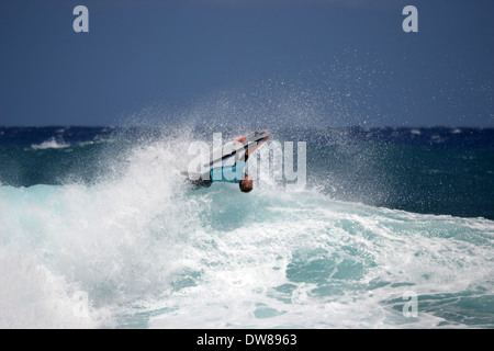 Body boarder réduisant les vagues d'une plage de sable, à l'Est Oahu, Hawaii, USA Banque D'Images