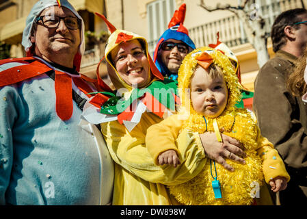 Sitges, Espagne. 2 mars 2014 : un tout petit garçon dans un costume de poulet mis toute sa famille à aider le carnaval des enfants à Sitges parade Crédit : matthi/Alamy Live News Banque D'Images