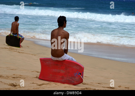 L'océan à observer Bodyboarders Sandy Beach, East Oahu, Hawaii, USA Banque D'Images