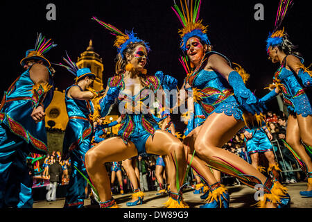Sitges, Espagne. 2 mars 2014 : au cours de la danse des fêtards parade de dimanche du Carnaval à Sitges : Crédit matthi/Alamy Live News Banque D'Images
