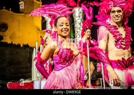 Sitges, Espagne. 2 mars 2014 : au cours de la danse des fêtards parade de dimanche du Carnaval à Sitges : Crédit matthi/Alamy Live News Banque D'Images
