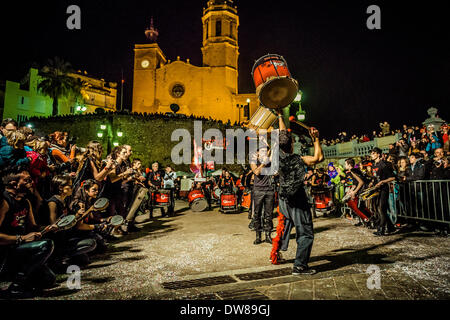 Sitges, Espagne. 2 mars 2014 : une bande de tambour effectue au cours de la parade de dimanche du Carnaval à Sitges : Crédit matthi/Alamy Live News Banque D'Images
