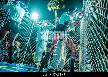 Sitges, Espagne. 2 mars 2014 : Danse des fêtards dans une cage pendant la parade de dimanche du Carnaval à Sitges : Crédit matthi/Alamy Live News Banque D'Images