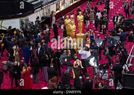 Los Angeles, CA, USA. 3 mars, 2014. Les membres des médias dans la foule le tapis rouge dans la zone d'arrivée avant que le théâtre Dolby 86e Academy Awards à Los Angeles, États-Unis, le 2 mars 2014. Source : Xinhua/Alamy Live News Banque D'Images