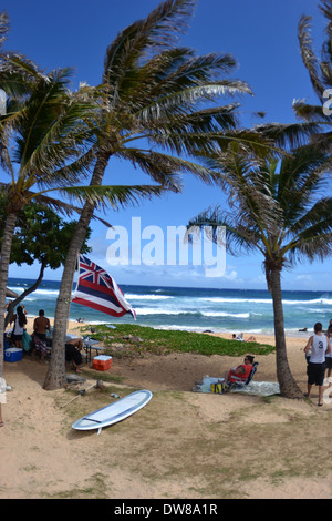 Réunion de famille sur une plage de sable, à l'Est Oahu, Hawaii, USA Banque D'Images