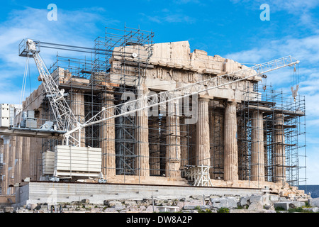 Les échafaudages et les crains masquent la façade du Parthénon tout en subissant une importante restauration, Athènes, Grèce. Banque D'Images