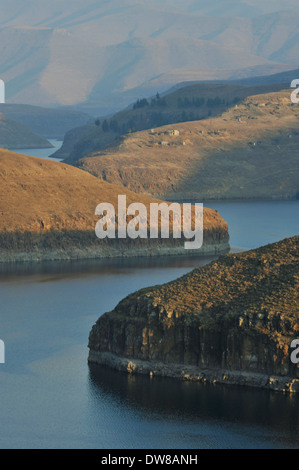 Barrage Katse, tôt le matin, l'eau en vallées, montagnes, paysage, Thaba Tseka Katse, le Lesotho, la mise en eau du réservoir de stockage, Banque D'Images