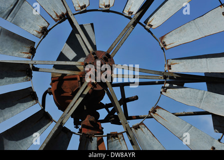 Clarens, Orange Free State, Afrique du Sud, Close up, détail, pièces rouillées et les aubes d'un moulin à vent en métal, de l'agriculture, l'élevage, la sécheresse Banque D'Images