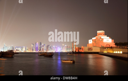 Musée d'Art islamique de Doha illuminé de la Journée nationale du Qatar Banque D'Images