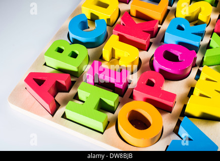 Alphabet latin lettres en bois multicolores Banque D'Images