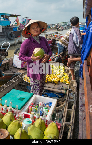 CAN THO, VIETNAM - janvier 24 : Les femmes qui vendent des marchandises à partir d'un bateau sur le marché flottant dans le Mékong, Vietnam en janvier 2014 Banque D'Images