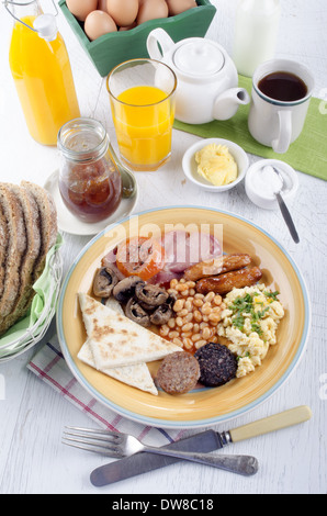 Petit-déjeuner traditionnel dans l'Irlande du Nord ulster fry sur une plaque Banque D'Images