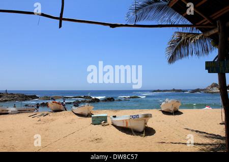 Les petits bateaux sur la plage de sable de San Agustinillo, près de Mazunte, S. Oaxaca, Mexique Banque D'Images