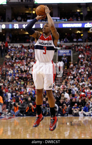 1 mars 2014 : Washington Wizards shooting guard Bradley Beal (3) prend un tir en extension au cours de la NBA match entre les Washington Wizards et les Philadelphia 76ers au Wells Fargo Center de Philadelphie, Pennsylvanie. Les assistants gagné 122-103. Christopher (Szagola/Cal Sport Media) Banque D'Images