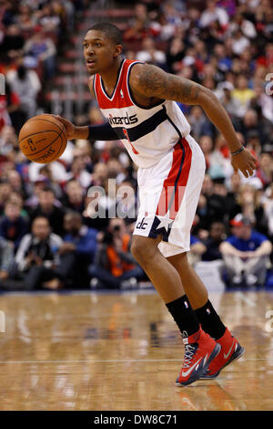 1 mars 2014 : Washington Wizards shooting guard Bradley Beal (3) en action au cours de la NBA match entre les Washington Wizards et les Philadelphia 76ers au Wells Fargo Center de Philadelphie, Pennsylvanie. Les assistants gagné 122-103. Christopher (Szagola/Cal Sport Media) Banque D'Images