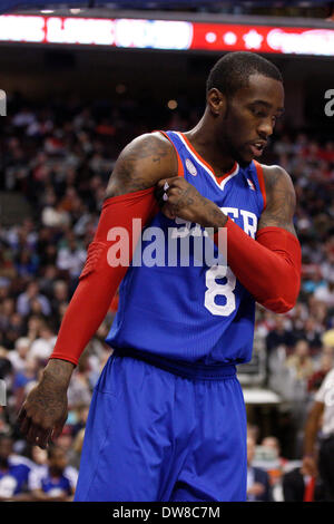 1 mars 2014 : Philadelphia 76ers shooting guard Tony Wroten (8) regarde vers le bas au cours de la NBA match entre les Washington Wizards et les Philadelphia 76ers au Wells Fargo Center de Philadelphie, Pennsylvanie. Les assistants gagné 122-103. Christopher (Szagola/Cal Sport Media) Banque D'Images