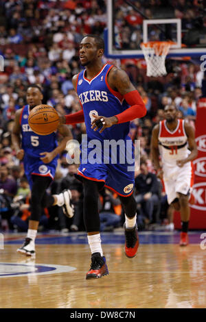 1 mars 2014 : Philadelphia 76ers shooting guard Tony Wroten (8) apporte la balle jusqu'à la cour au cours de la NBA match entre les Washington Wizards et les Philadelphia 76ers au Wells Fargo Center de Philadelphie, Pennsylvanie. Les assistants gagné 122-103. Christopher (Szagola/Cal Sport Media) Banque D'Images