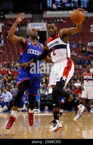 1 mars 2014 : Washington Wizards point guard John Wall (2) fait descendre la longue passe avec les Philadelphia 76ers shooting guard James Anderson (9) à côté de lui au cours de la NBA match entre les Washington Wizards et les Philadelphia 76ers au Wells Fargo Center de Philadelphie, Pennsylvanie. Les assistants gagné 122-103. Christopher (Szagola/Cal Sport Media) Banque D'Images