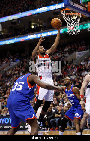 1 mars 2014 : Washington Wizards avant Trevor Booker (35) monte pour la tourné comme il se divise entre les Philadelphia 76ers center Henry Sims (35) et de tir guard Elliot Williams (25) au cours de la NBA match entre les Washington Wizards et les Philadelphia 76ers au Wells Fargo Center de Philadelphie, Pennsylvanie. Les assistants gagné 122-103. Christopher (Szagola/Cal Sport Media) Banque D'Images