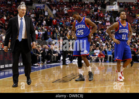 1 mars 2014 : Philadelphia 76ers entraîneur en chef Brett Brown regarde garde tir Elliot Williams (25) pointe de la garde et Eric Maynor (11) au cours de la NBA match entre les Washington Wizards et les Philadelphia 76ers au Wells Fargo Center de Philadelphie, Pennsylvanie. Les assistants gagné 122-103. Christopher (Szagola/Cal Sport Media) Banque D'Images