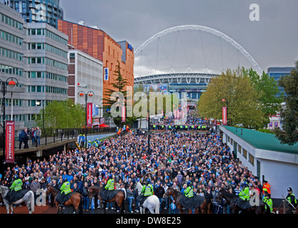 Vue sur le stade de Wembley lors de la finale de la FA Cup 2013 montrant les supporters de football et de la police sur l'Olympic Way Banque D'Images