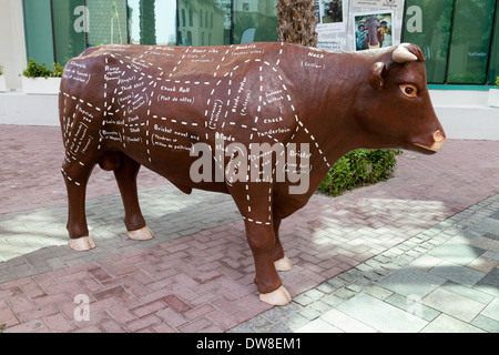Un modèle taureau par un restaurant montrant les coupes de viande de boeuf, la promenade, la plage de Jumeirah Residences, DUBAÏ, ÉMIRATS ARABES UNIS Emirats Arabes Unis Banque D'Images