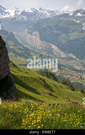 En regardant vers le sud du mont Männlichen jusqu'à Wengen et la vallée de Lauterbrunnen, avec les imposants sommets enneigés au-delà Banque D'Images