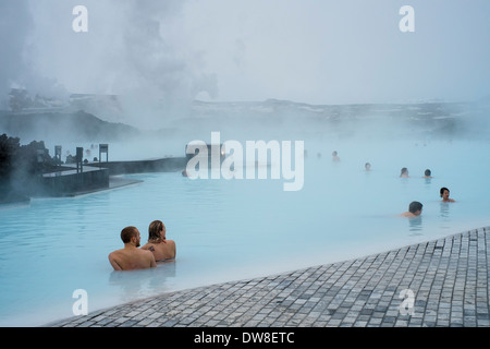 Baigneurs dans l'eau torride créé par la station géothermique de Svartsengi. Blue Lagoon. L'Islande Banque D'Images