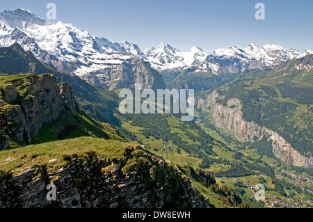 En regardant vers le sud du mont Männlichen vers le bas dans la vallée de Lauterbrunnen, avec les imposants sommets enneigés au-delà Banque D'Images