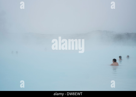 Baigneurs dans l'eau torride créé par la station géothermique de Svartsengi. Blue Lagoon. L'Islande Banque D'Images