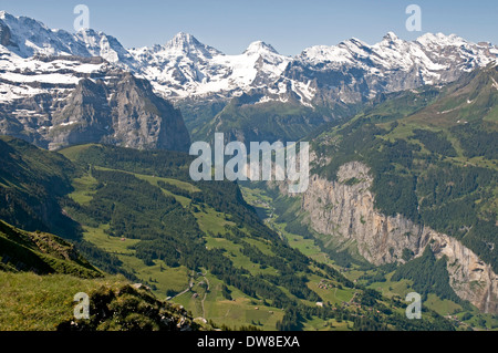 En regardant vers le sud du mont Männlichen vers le bas dans la vallée de Lauterbrunnen, avec les imposants sommets enneigés au-delà Banque D'Images