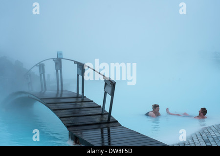 Baigneurs dans l'eau torride créé par la station géothermique de Svartsengi. Blue Lagoon. L'Islande Banque D'Images