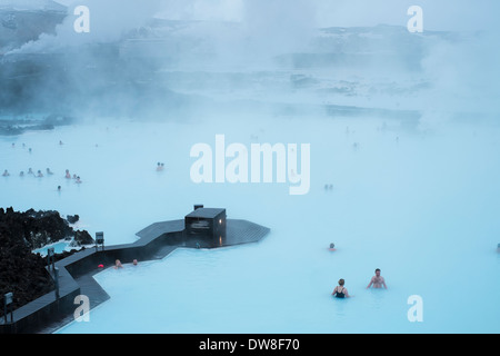 Baigneurs dans l'eau torride créé par la station géothermique de Svartsengi. Blue Lagoon. L'Islande Banque D'Images