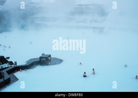 Baigneurs dans l'eau torride créé par la station géothermique de Svartsengi. Blue Lagoon. L'Islande Banque D'Images