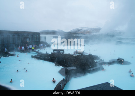 Baigneurs dans l'eau torride créé par la station géothermique de Svartsengi. Blue Lagoon. L'Islande Banque D'Images