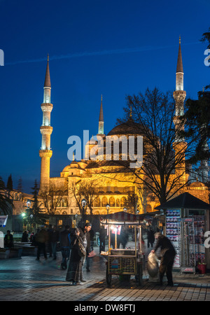 En début de soirée les poussettes en face d'un des courts de Sultan Ahmet ou Mosquée Bleue, Sultanahmet, Istanbul, Turquie Banque D'Images