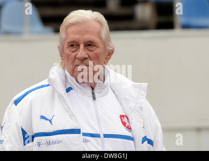 Prague, République tchèque. 3e Mar, 2014. Assistant entraîneur et ancien entraîneur en chef Karel Bruckner est visible pendant l'entraînement de l'équipe nationale de football tchèque avant le match amical contre la Norvège, la République tchèque à Prague, en République tchèque, le lundi, 3 mars, 2014. © Vit Simanek/CTK Photo/Alamy Live News Banque D'Images