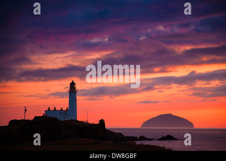 Ailsa Craig et Turnberry phare au coucher du soleil Banque D'Images