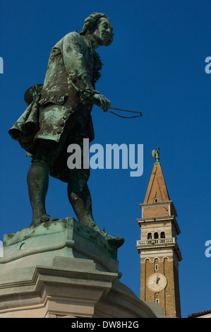 Statue de compositeur local et violoniste Giuseppe Tartini et la tour de l'horloge de Saint George's Cathedral. Piran. La Slovénie Banque D'Images