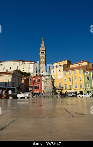 La place Tartini avec la statue de Giuseppe Tartini avec St George's Church derrière. Piran. La Slovénie Banque D'Images