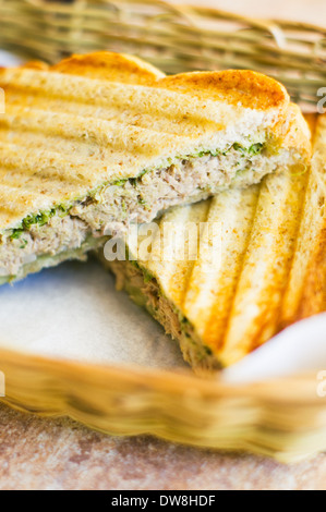 Close up de sandwichs au thon grillé pour le petit déjeuner américain. Banque D'Images