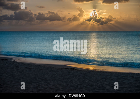 Un coucher du soleil montrant la plage et la mer des Caraïbes avec une réflexion sur l'extrémité ouest de Sainte Croix, îles Vierges américaines. Banque D'Images
