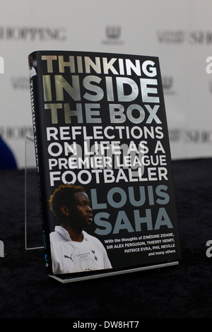 Louis Saha Tottenham Hotspur Football du signe des exemplaires de sa nouvelle autobiographie, pensant à l'intérieur de la boîte : réflexions sur la vie que Banque D'Images