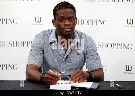 Louis Saha Tottenham Hotspur Football du signe des exemplaires de sa nouvelle autobiographie, pensant à l'intérieur de la boîte : réflexions sur la vie que Banque D'Images