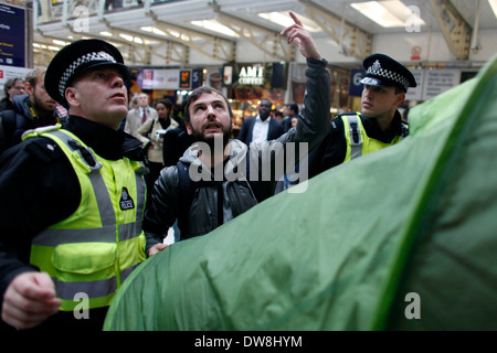 Activiste Occupy London parle avec met à jour les agents de police peuvent matin dans la station de métro de Liverpool Street London 01 Mai 2012 Banque D'Images