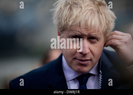 Boris Johnson, le maire de Londres, est interviewé avant d'anneaux olympiques géant remorqué sur la Tamise à travers le Tower Bridge le 28 février 2012 à Londres, en Angleterre. Avec 150 jours restant avant le début de l'Jeux olympiques de 2012 à Londres les anneaux olympiques, mesurant 11 mètres de haut par 25 mètres de large, sont exposés sur la rivière comme maire de Londres, Boris Johnson, annonce les détails de deux nouveaux programmes culturels, qui feront partie de la London Festival 2012, ainsi que les détails de d'autres manifestations culturelles organisées pour célébrer les Jeux Olympiques et Paralympiques de Londres 2012. Banque D'Images